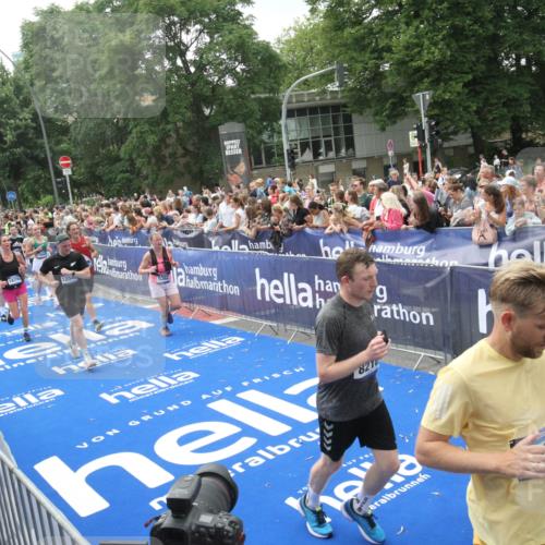 29.06.2025 - hella hamburg halbmarathon Michael Strokosch http://msf.ph/oto/8537122 29.06.2025 10:48:30 Ziel  meine-sportfotos.de