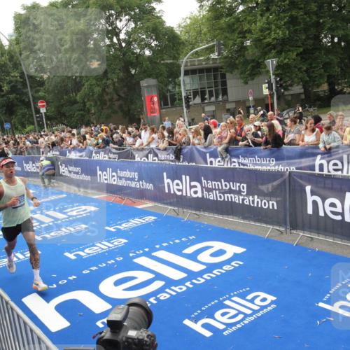 29.06.2025 - hella hamburg halbmarathon Michael Strokosch http://msf.ph/oto/8537123 29.06.2025 10:30:45 Ziel  meine-sportfotos.de