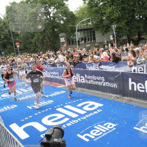 29.06.2025 - hella hamburg halbmarathon Michael Strokosch http://msf.ph/oto/8537126 29.06.2025 10:48:31 Ziel  meine-sportfotos.de