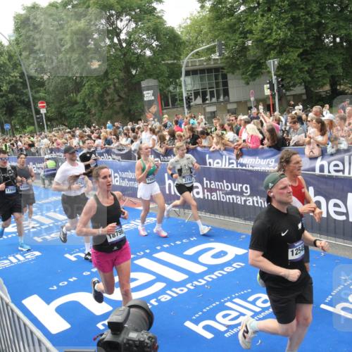 29.06.2025 - hella hamburg halbmarathon Michael Strokosch http://msf.ph/oto/8537134 29.06.2025 10:48:32 Ziel  meine-sportfotos.de