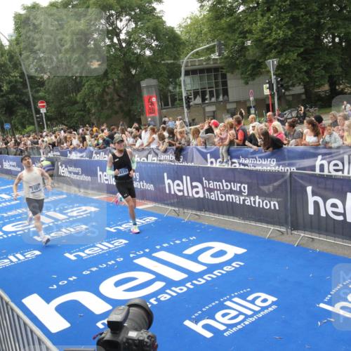 29.06.2025 - hella hamburg halbmarathon Michael Strokosch http://msf.ph/oto/8537135 29.06.2025 10:30:47 Ziel  meine-sportfotos.de