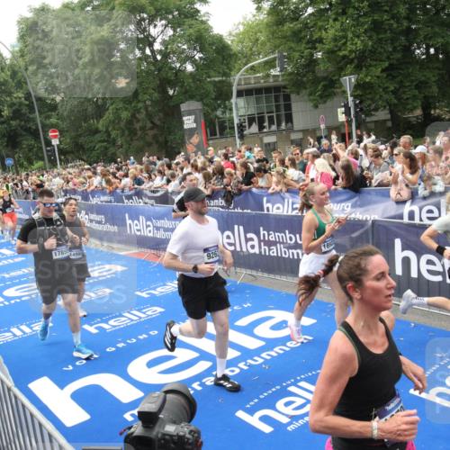 29.06.2025 - hella hamburg halbmarathon Michael Strokosch http://msf.ph/oto/8537136 29.06.2025 10:48:33 Ziel  meine-sportfotos.de