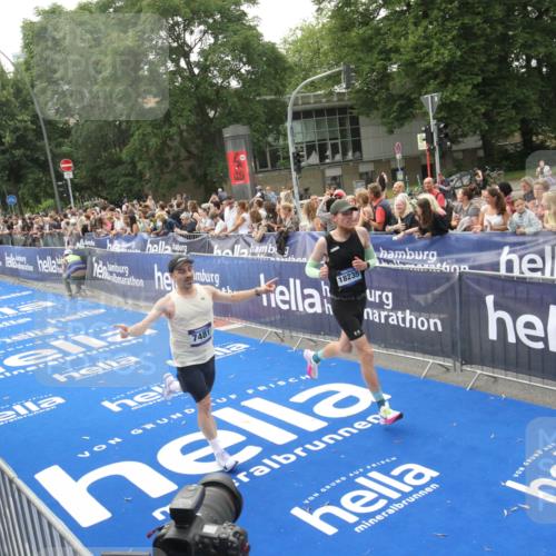 29.06.2025 - hella hamburg halbmarathon Michael Strokosch http://msf.ph/oto/8537139 29.06.2025 10:30:48 Ziel  meine-sportfotos.de