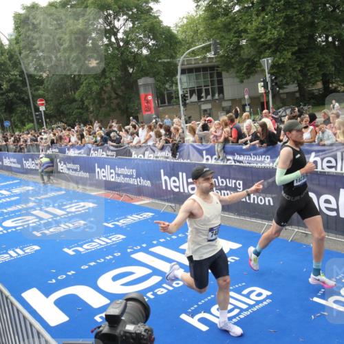 29.06.2025 - hella hamburg halbmarathon Michael Strokosch http://msf.ph/oto/8537141 29.06.2025 10:30:48 Ziel  meine-sportfotos.de