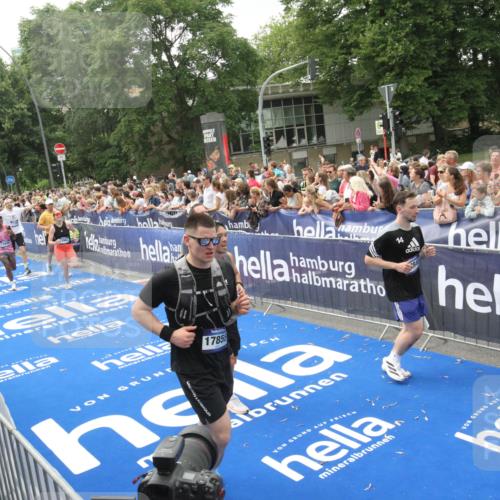 29.06.2025 - hella hamburg halbmarathon Michael Strokosch http://msf.ph/oto/8537142 29.06.2025 10:48:34 Ziel  meine-sportfotos.de