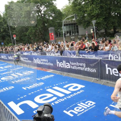 29.06.2025 - hella hamburg halbmarathon Michael Strokosch http://msf.ph/oto/8537143 29.06.2025 10:30:48 Ziel  meine-sportfotos.de