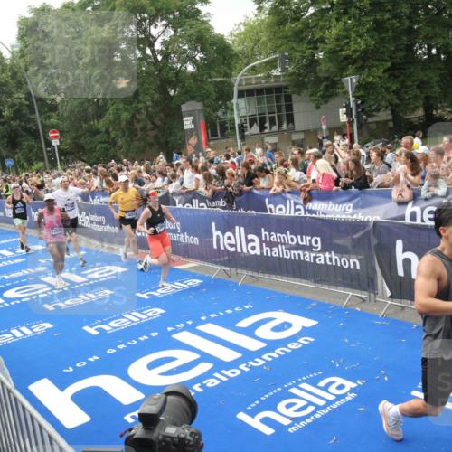 29.06.2025 - hella hamburg halbmarathon Michael Strokosch http://msf.ph/oto/8537144 29.06.2025 10:48:35 Ziel  meine-sportfotos.de