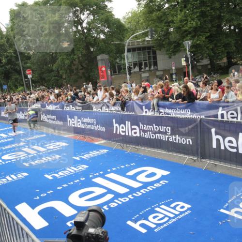 29.06.2025 - hella hamburg halbmarathon Michael Strokosch http://msf.ph/oto/8537145 29.06.2025 10:30:50 Ziel  meine-sportfotos.de