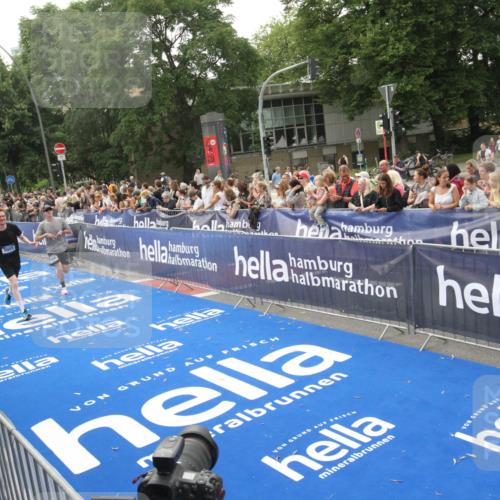 29.06.2025 - hella hamburg halbmarathon Michael Strokosch http://msf.ph/oto/8537150 29.06.2025 10:30:51 Ziel  meine-sportfotos.de