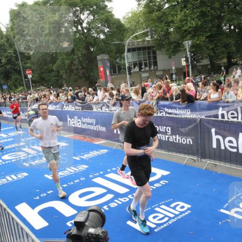 29.06.2025 - hella hamburg halbmarathon Michael Strokosch http://msf.ph/oto/8537152 29.06.2025 10:30:53 Ziel  meine-sportfotos.de