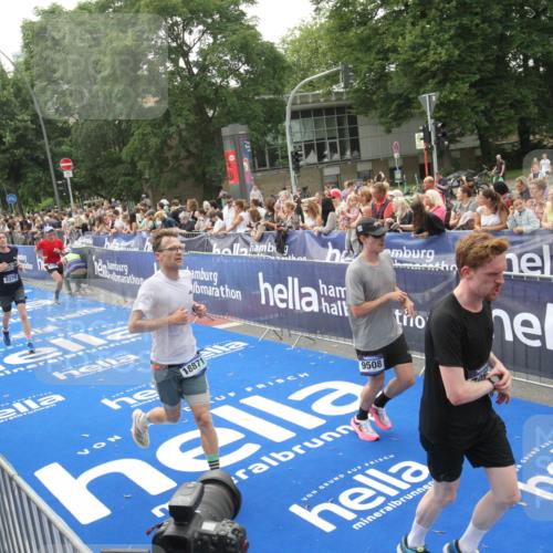 29.06.2025 - hella hamburg halbmarathon Michael Strokosch http://msf.ph/oto/8537154 29.06.2025 10:30:53 Ziel  meine-sportfotos.de
