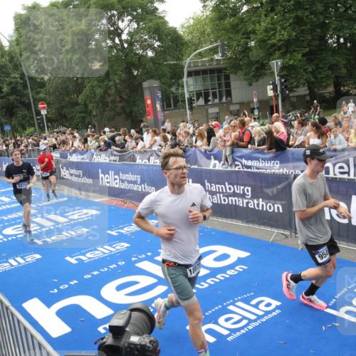 29.06.2025 - hella hamburg halbmarathon Michael Strokosch http://msf.ph/oto/8537156 29.06.2025 10:30:54 Ziel  meine-sportfotos.de