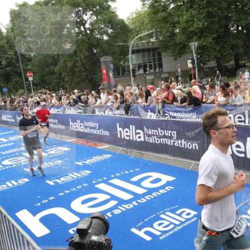 29.06.2025 - hella hamburg halbmarathon Michael Strokosch http://msf.ph/oto/8537158 29.06.2025 10:30:54 Ziel  meine-sportfotos.de