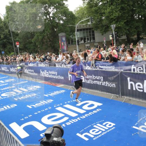 29.06.2025 - hella hamburg halbmarathon Michael Strokosch http://msf.ph/oto/8537165 29.06.2025 10:30:59 Ziel  meine-sportfotos.de