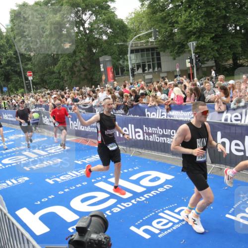 29.06.2025 - hella hamburg halbmarathon Michael Strokosch http://msf.ph/oto/8537166 29.06.2025 10:48:39 Ziel  meine-sportfotos.de