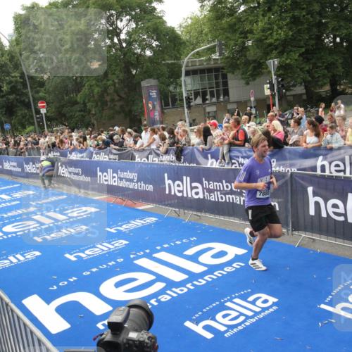 29.06.2025 - hella hamburg halbmarathon Michael Strokosch http://msf.ph/oto/8537167 29.06.2025 10:30:59 Ziel  meine-sportfotos.de