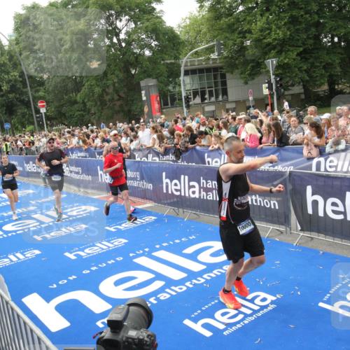 29.06.2025 - hella hamburg halbmarathon Michael Strokosch http://msf.ph/oto/8537168 29.06.2025 10:48:39 Ziel  meine-sportfotos.de