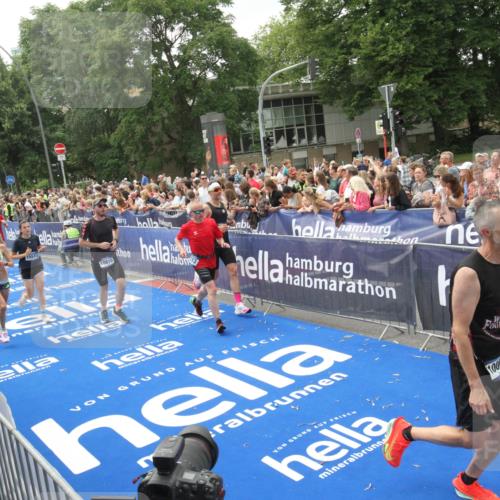 29.06.2025 - hella hamburg halbmarathon Michael Strokosch http://msf.ph/oto/8537171 29.06.2025 10:48:40 Ziel  meine-sportfotos.de