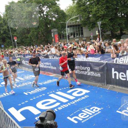 29.06.2025 - hella hamburg halbmarathon Michael Strokosch http://msf.ph/oto/8537173 29.06.2025 10:48:40 Ziel  meine-sportfotos.de