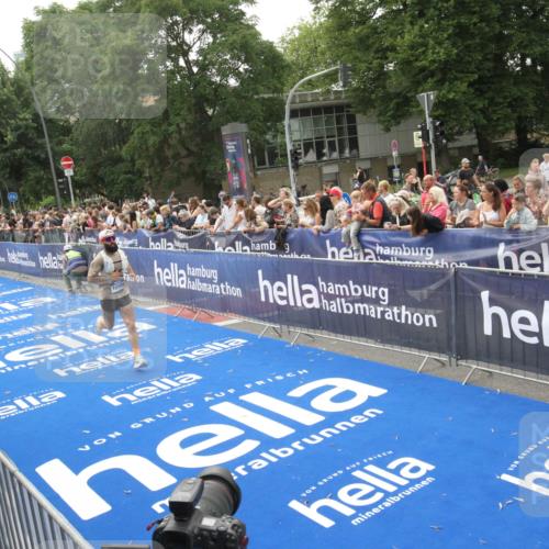 29.06.2025 - hella hamburg halbmarathon Michael Strokosch http://msf.ph/oto/8537175 29.06.2025 10:31:05 Ziel  meine-sportfotos.de