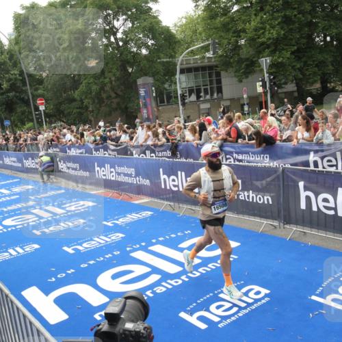 29.06.2025 - hella hamburg halbmarathon Michael Strokosch http://msf.ph/oto/8537180 29.06.2025 10:31:06 Ziel  meine-sportfotos.de