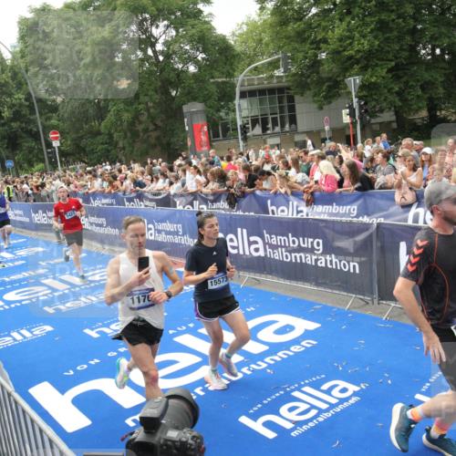 29.06.2025 - hella hamburg halbmarathon Michael Strokosch http://msf.ph/oto/8537181 29.06.2025 10:48:42 Ziel  meine-sportfotos.de
