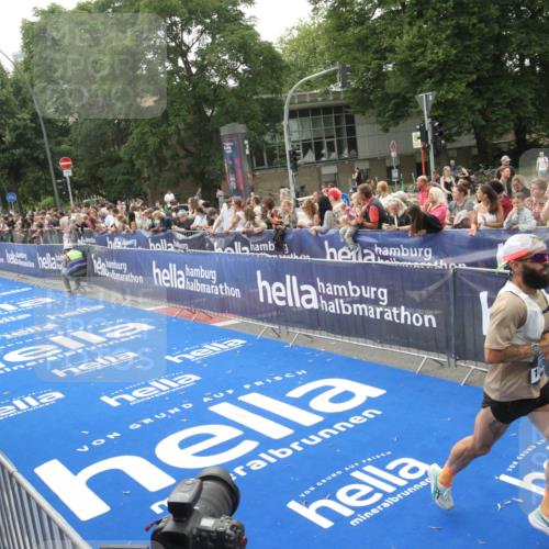 29.06.2025 - hella hamburg halbmarathon Michael Strokosch http://msf.ph/oto/8537182 29.06.2025 10:31:07 Ziel  meine-sportfotos.de