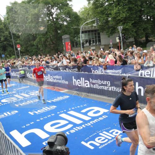 29.06.2025 - hella hamburg halbmarathon Michael Strokosch http://msf.ph/oto/8537183 29.06.2025 10:48:42 Ziel  meine-sportfotos.de
