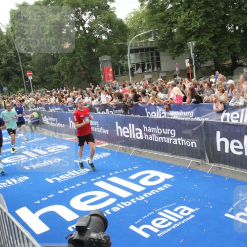 29.06.2025 - hella hamburg halbmarathon Michael Strokosch http://msf.ph/oto/8537185 29.06.2025 10:48:42 Ziel  meine-sportfotos.de