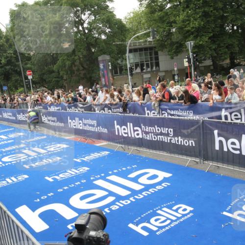 29.06.2025 - hella hamburg halbmarathon Michael Strokosch http://msf.ph/oto/8537186 29.06.2025 10:31:07 Ziel  meine-sportfotos.de