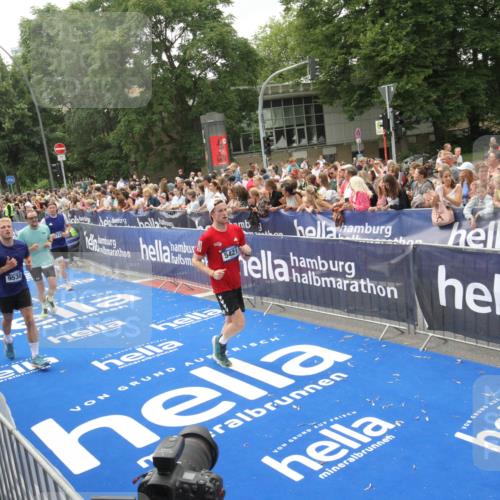 29.06.2025 - hella hamburg halbmarathon Michael Strokosch http://msf.ph/oto/8537187 29.06.2025 10:48:43 Ziel  meine-sportfotos.de