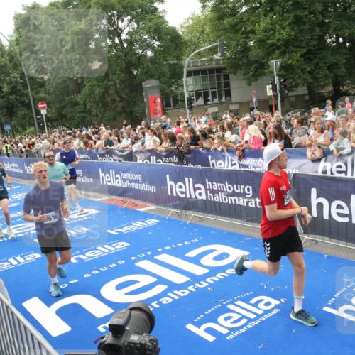29.06.2025 - hella hamburg halbmarathon Michael Strokosch http://msf.ph/oto/8537189 29.06.2025 10:48:43 Ziel  meine-sportfotos.de