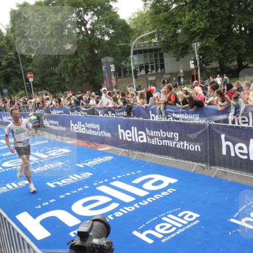 29.06.2025 - hella hamburg halbmarathon Michael Strokosch http://msf.ph/oto/8537190 29.06.2025 10:31:10 Ziel  meine-sportfotos.de