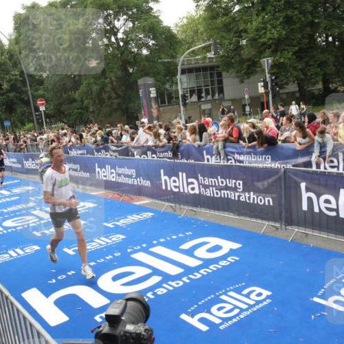 29.06.2025 - hella hamburg halbmarathon Michael Strokosch http://msf.ph/oto/8537191 29.06.2025 10:31:11 Ziel  meine-sportfotos.de