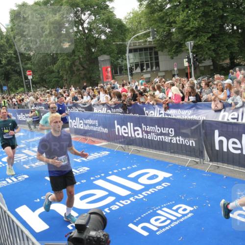 29.06.2025 - hella hamburg halbmarathon Michael Strokosch http://msf.ph/oto/8537192 29.06.2025 10:48:44 Ziel  meine-sportfotos.de