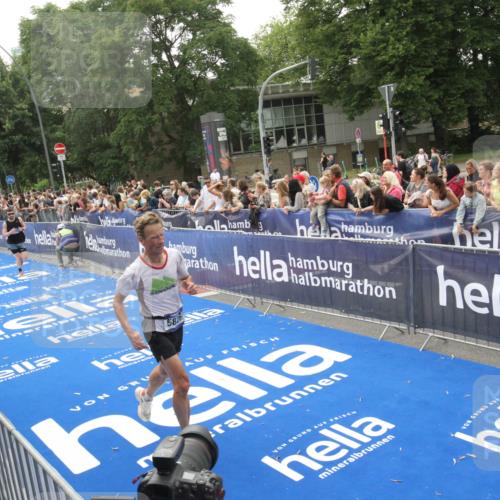 29.06.2025 - hella hamburg halbmarathon Michael Strokosch http://msf.ph/oto/8537193 29.06.2025 10:31:11 Ziel  meine-sportfotos.de