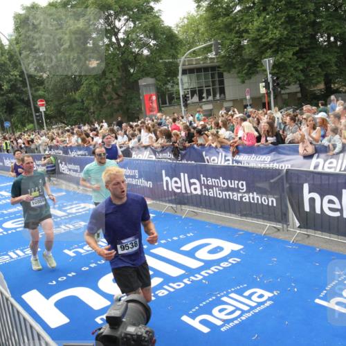 29.06.2025 - hella hamburg halbmarathon Michael Strokosch http://msf.ph/oto/8537194 29.06.2025 10:48:44 Ziel  meine-sportfotos.de