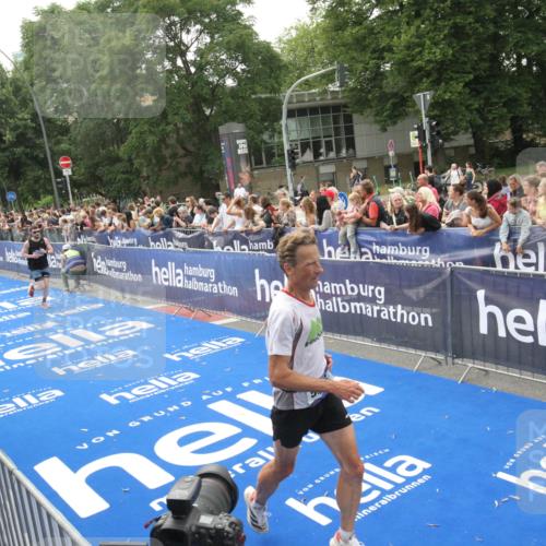 29.06.2025 - hella hamburg halbmarathon Michael Strokosch http://msf.ph/oto/8537195 29.06.2025 10:31:11 Ziel  meine-sportfotos.de