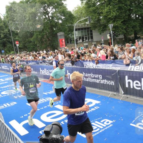 29.06.2025 - hella hamburg halbmarathon Michael Strokosch http://msf.ph/oto/8537196 29.06.2025 10:48:45 Ziel  meine-sportfotos.de