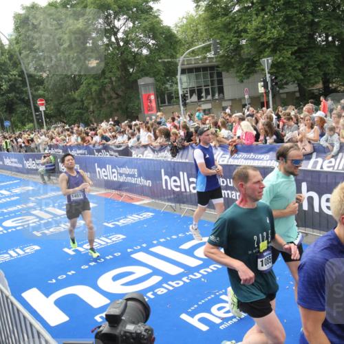 29.06.2025 - hella hamburg halbmarathon Michael Strokosch http://msf.ph/oto/8537198 29.06.2025 10:48:45 Ziel  meine-sportfotos.de