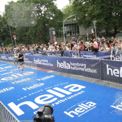 29.06.2025 - hella hamburg halbmarathon Michael Strokosch http://msf.ph/oto/8537199 29.06.2025 10:31:12 Ziel  meine-sportfotos.de