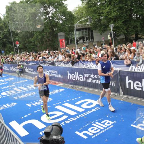 29.06.2025 - hella hamburg halbmarathon Michael Strokosch http://msf.ph/oto/8537200 29.06.2025 10:48:46 Ziel  meine-sportfotos.de