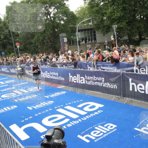 29.06.2025 - hella hamburg halbmarathon Michael Strokosch http://msf.ph/oto/8537201 29.06.2025 10:31:12 Ziel  meine-sportfotos.de