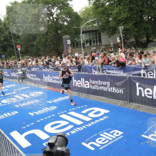 29.06.2025 - hella hamburg halbmarathon Michael Strokosch http://msf.ph/oto/8537203 29.06.2025 10:31:13 Ziel  meine-sportfotos.de