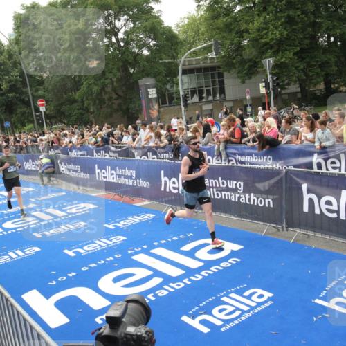 29.06.2025 - hella hamburg halbmarathon Michael Strokosch http://msf.ph/oto/8537205 29.06.2025 10:31:13 Ziel  meine-sportfotos.de