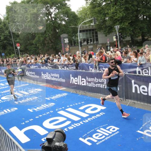 29.06.2025 - hella hamburg halbmarathon Michael Strokosch http://msf.ph/oto/8537207 29.06.2025 10:31:14 Ziel  meine-sportfotos.de