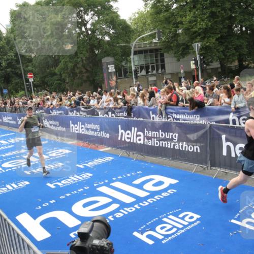 29.06.2025 - hella hamburg halbmarathon Michael Strokosch http://msf.ph/oto/8537209 29.06.2025 10:31:14 Ziel  meine-sportfotos.de