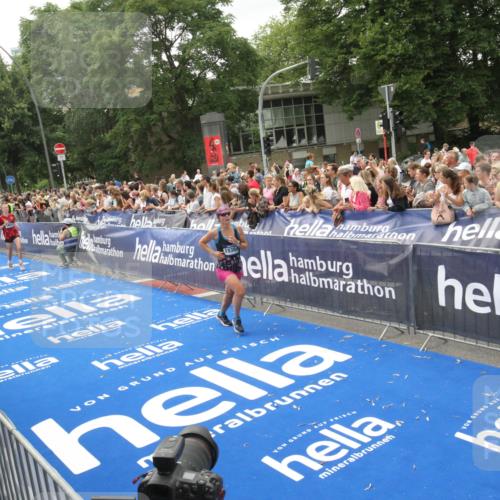29.06.2025 - hella hamburg halbmarathon Michael Strokosch http://msf.ph/oto/8537210 29.06.2025 10:48:48 Ziel  meine-sportfotos.de