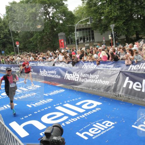 29.06.2025 - hella hamburg halbmarathon Michael Strokosch http://msf.ph/oto/8537212 29.06.2025 10:48:50 Ziel  meine-sportfotos.de