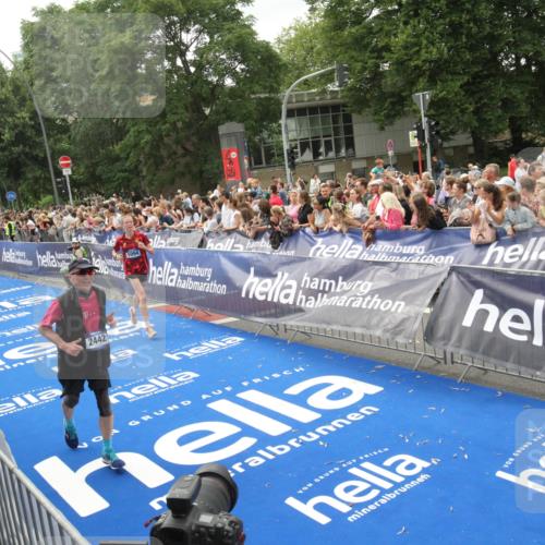 29.06.2025 - hella hamburg halbmarathon Michael Strokosch http://msf.ph/oto/8537214 29.06.2025 10:48:50 Ziel  meine-sportfotos.de